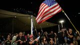 Angehörige und Unterstützer der israelischen Geiseln feiern in Tel Aviv