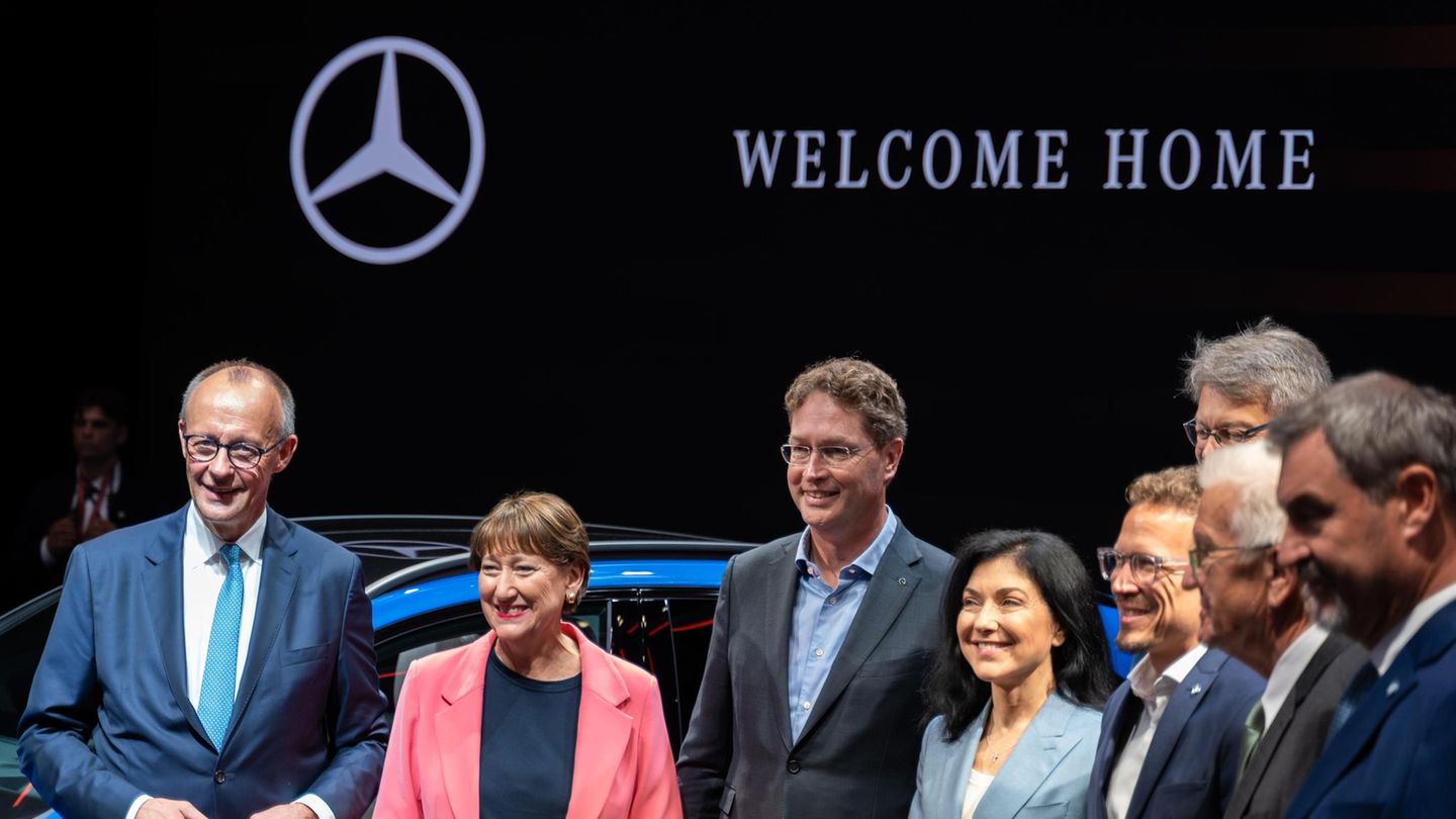 Friedrichs Merz (links, CDU) mit Vertretern der Autoindustrie bei der IAA im September