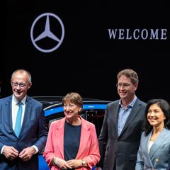 Friedrichs Merz (links, CDU) mit Vertretern der Autoindustrie bei der IAA im September