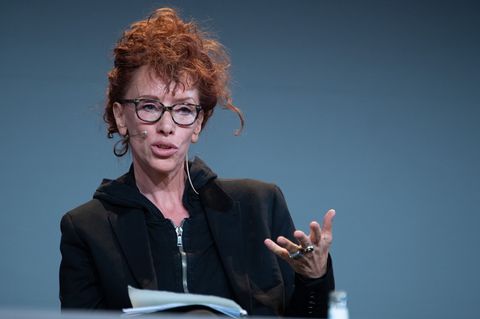 Die schöne neue Welt malt Sibylle Berg mit Witz, Fantasie und Sarkasmus in lustvollen Details und Kaskaden skurriler Ideen aus.