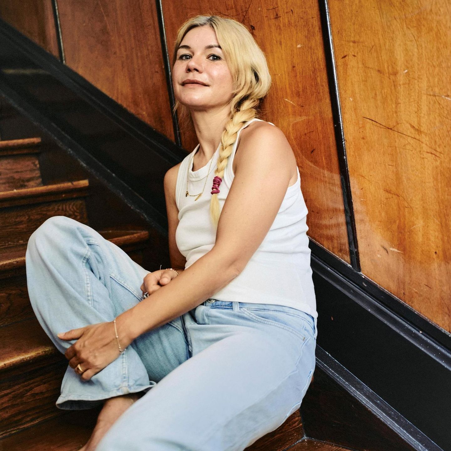 Romy Hausmann auf einer Holztreppe