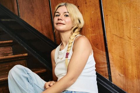 Romy Hausmann auf einer Holztreppe