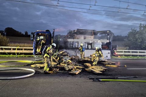 Warum die Dämmwolle in Brand geraten war, war zunächst unklar. Foto: Polizei Ratzeburg/dpa