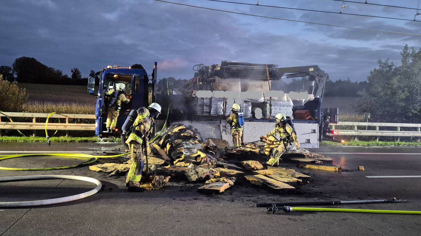 Warum die Dämmwolle in Brand geraten war, war zunächst unklar. Foto: Polizei Ratzeburg/dpa