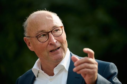Der Vorstandsvorsitzende des Wohnungsbaukonzerns Vonovia, Rolf Buch, warnt vor lang andauerndem Wohnungsmangel (Archivbild). Fot