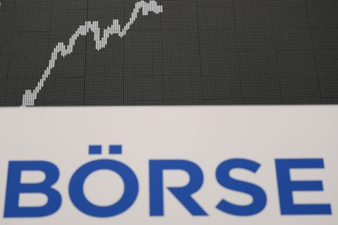 Trotz Wirtschaftsflaute erreicht der Dax einen Höchststand. Foto: Arne Dedert/dpa