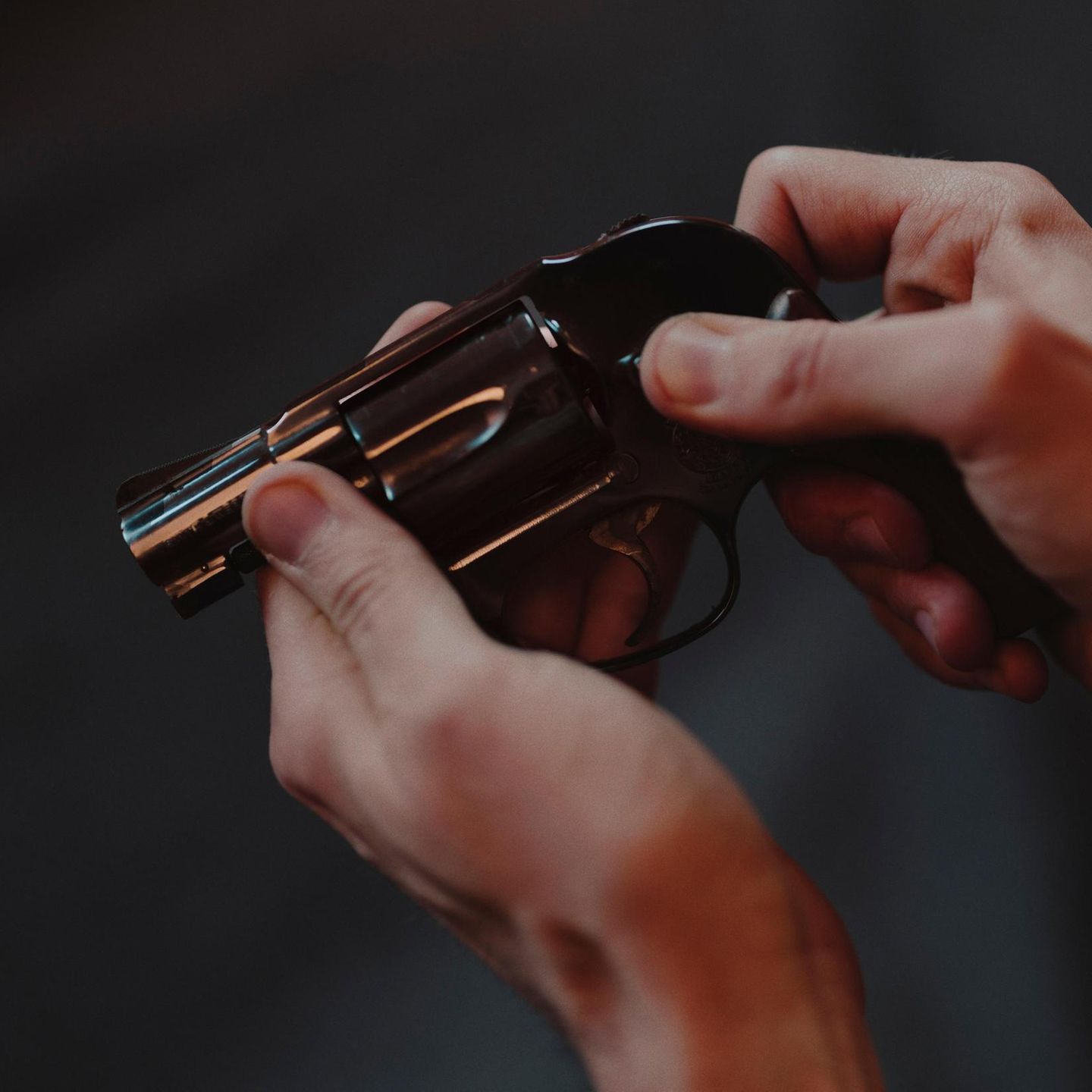 Ryan Nourais Hände halten einen Revolver