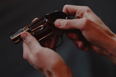Ryan Nourais Hände halten einen Revolver