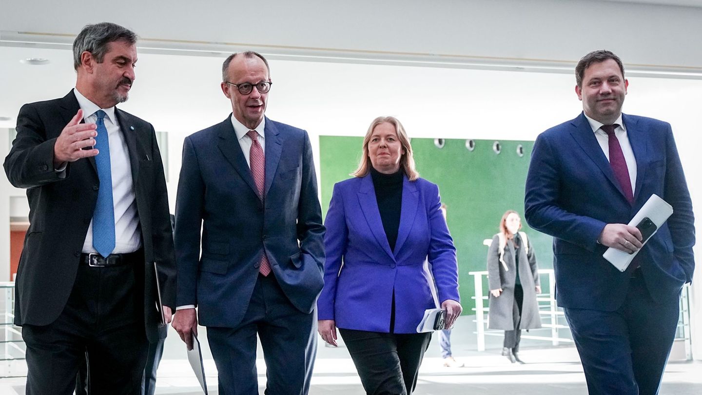 Zufriedene Gesichter nach langer Nachtsitzung: Die Koalition einigt sich bei mehreren Streitthemen. Foto: Kay Nietfeld/dpa