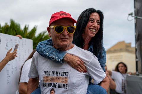 Familienangehörige von israelischen Geiseln in Tel Aviv