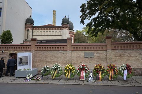 Mit Glockenläuten, Gebeten und einem stillen Gedenkrundgang erinnert Halle an die Opfer des Anschlags von 2019. (Archivbild) Fot