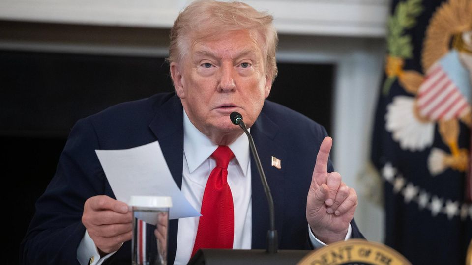 US-Präsident Donald Trump hält den Notizzettel in den Händen, auf der vom Fortschritt beim Gaza-Deal die Rede ist US-Präsident Donald Trump hält den Notizzettel in den Händen, auf der vom Fortschritt beim Gaza-Deal die Rede ist