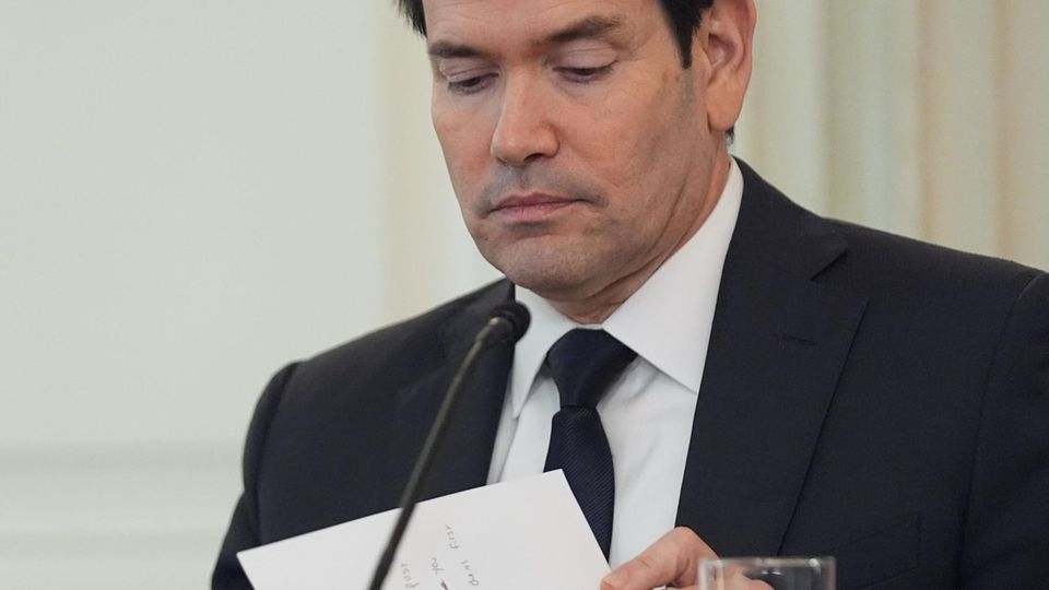 Außenminister Rubio mit der handgeschriebenen Notiz zu Gaza Außenminister Rubio mit der handgeschriebenen Notiz zu Gaza