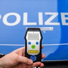 Die Polizei kontrollierte den Mann mitten in Arnstadt. (Archivbild) Foto: Julian Stratenschulte/dpa