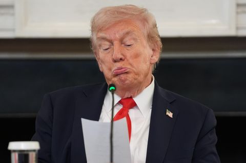 Donald Trump macht ein erstauntes Gesicht, als er den Zettel liest