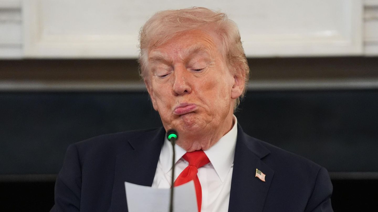 Donald Trump: The moment he found out about the Gaza deal from a piece of paper