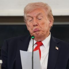 Donald Trump macht ein erstauntes Gesicht, als er den Zettel liest