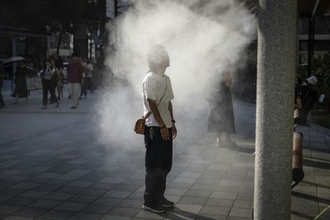 Mann sucht Abkühlung in Tokio