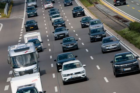 Reisende sollten ihre Fahrten zum Beginn der Herbstferien möglichst außerhalb der Verkehrsspitzen planen, um einen Stau zu verme