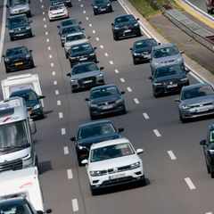 Reisende sollten ihre Fahrten zum Beginn der Herbstferien möglichst außerhalb der Verkehrsspitzen planen, um einen Stau zu verme