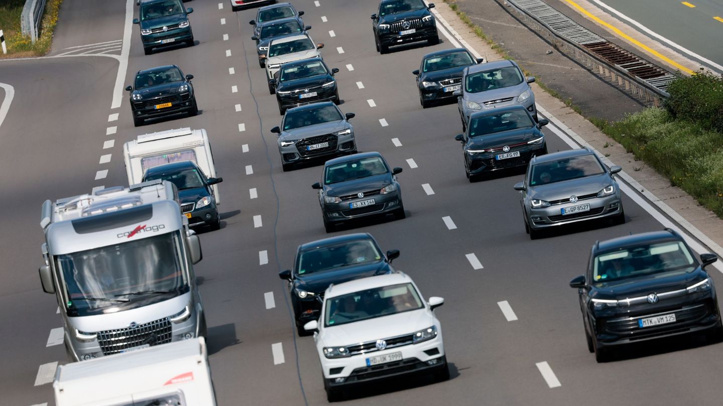 Reisende sollten ihre Fahrten zum Beginn der Herbstferien möglichst außerhalb der Verkehrsspitzen planen, um einen Stau zu verme