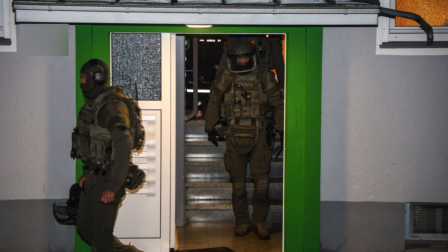 Spezialkräfte stürmten die Wohnung des 51-Jährigen in Ennepetal. Foto: Alex Talash/dpa