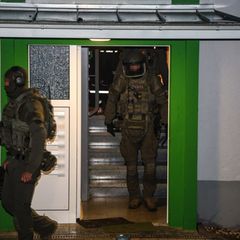 Spezialkräfte stürmten die Wohnung des 51-Jährigen in Ennepetal. Foto: Alex Talash/dpa