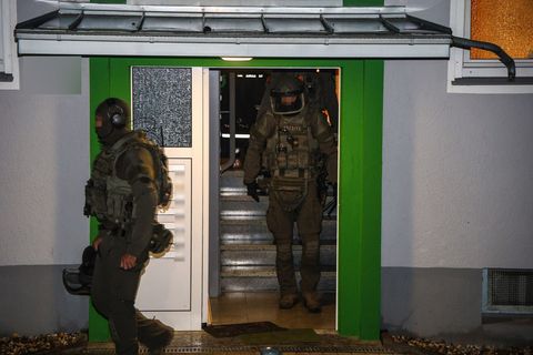 Spezialkräfte stürmten die Wohnung des 51-Jährigen in Ennepetal. Foto: Alex Talash/dpa