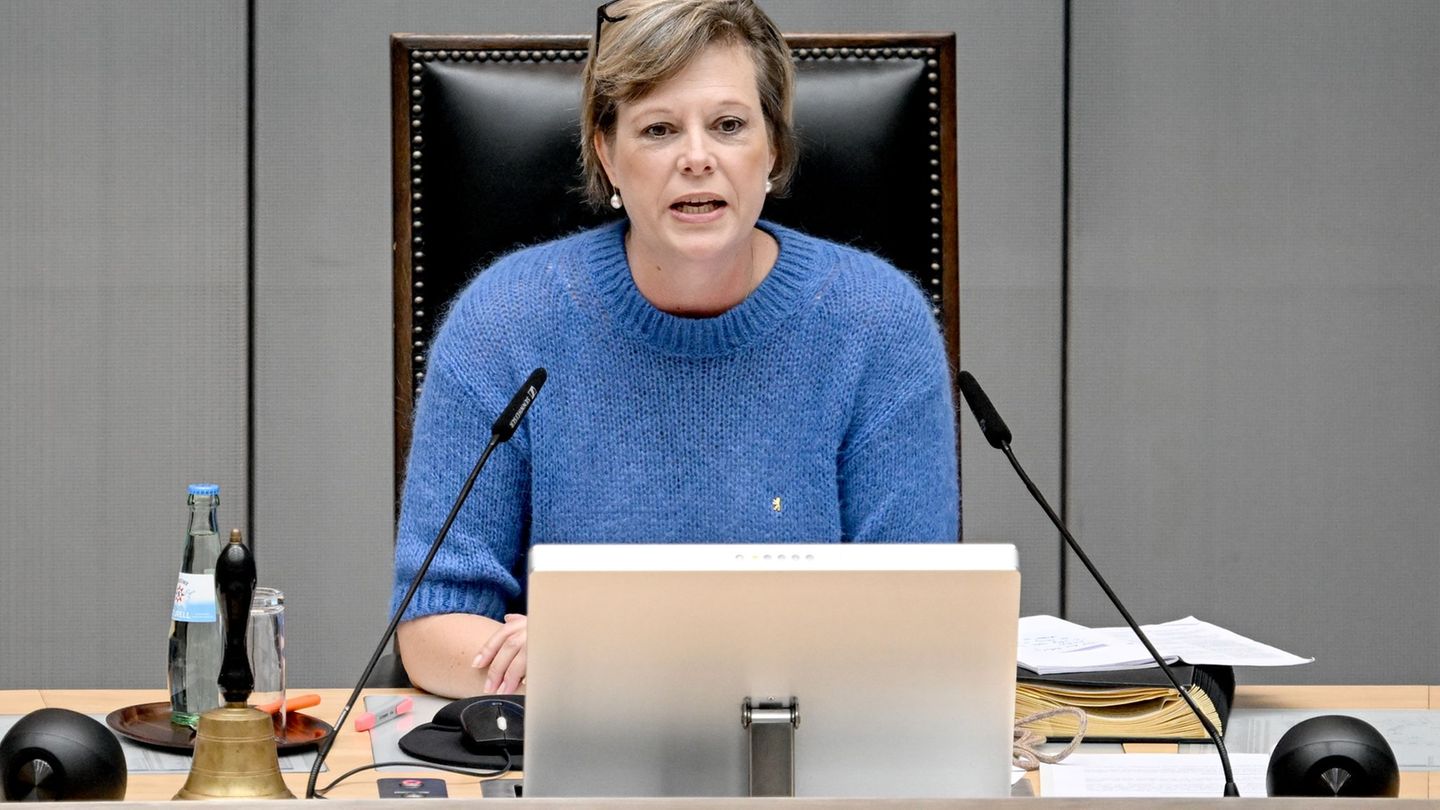 Die CDU-Politikerin Cornelia Seibeld leitet als Präsidentin des Abgeordnetenhauses dessen Sitzung. Foto: Britta Pedersen/dpa