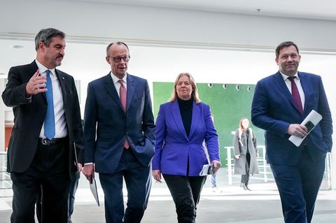 Zufriedene Gesichter nach langer Nachtsitzung: Die Koalition einigt sich bei mehreren Streitthemen. Foto: Kay Nietfeld/dpa