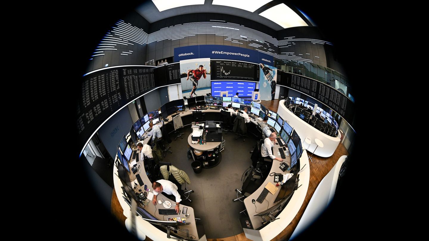 Die Zuversicht der Börsianer zeigt sich am Dax-Kurs. Foto: Arne Dedert/dpa