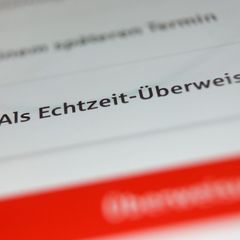 Innerhalb von Sekunden ist das Geld von einem aufs andere Konto überwiesen. (Symbolbild) Foto: Karl-Josef Hildenbrand/dpa