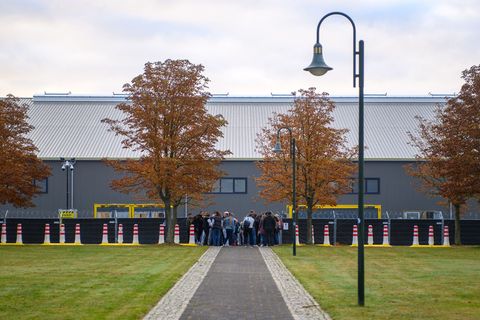 Das eigens für den Prozess errichtete Interims-Gerichtsgebäude liegt in der Nähe vieler Veranstaltungshallen in Magdeburg. Foto: