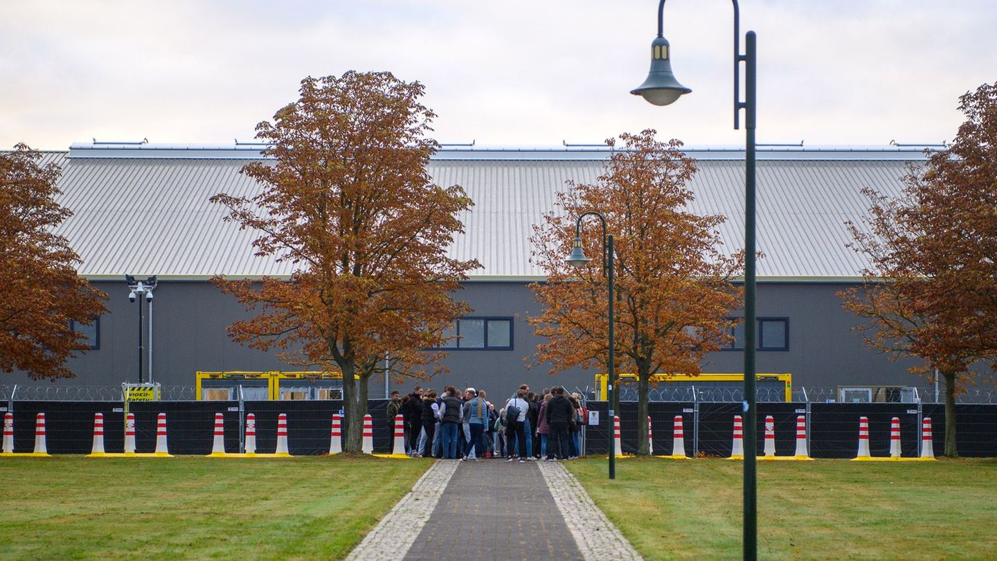 Das eigens für den Prozess errichtete Interims-Gerichtsgebäude liegt in der Nähe vieler Veranstaltungshallen in Magdeburg. Foto: