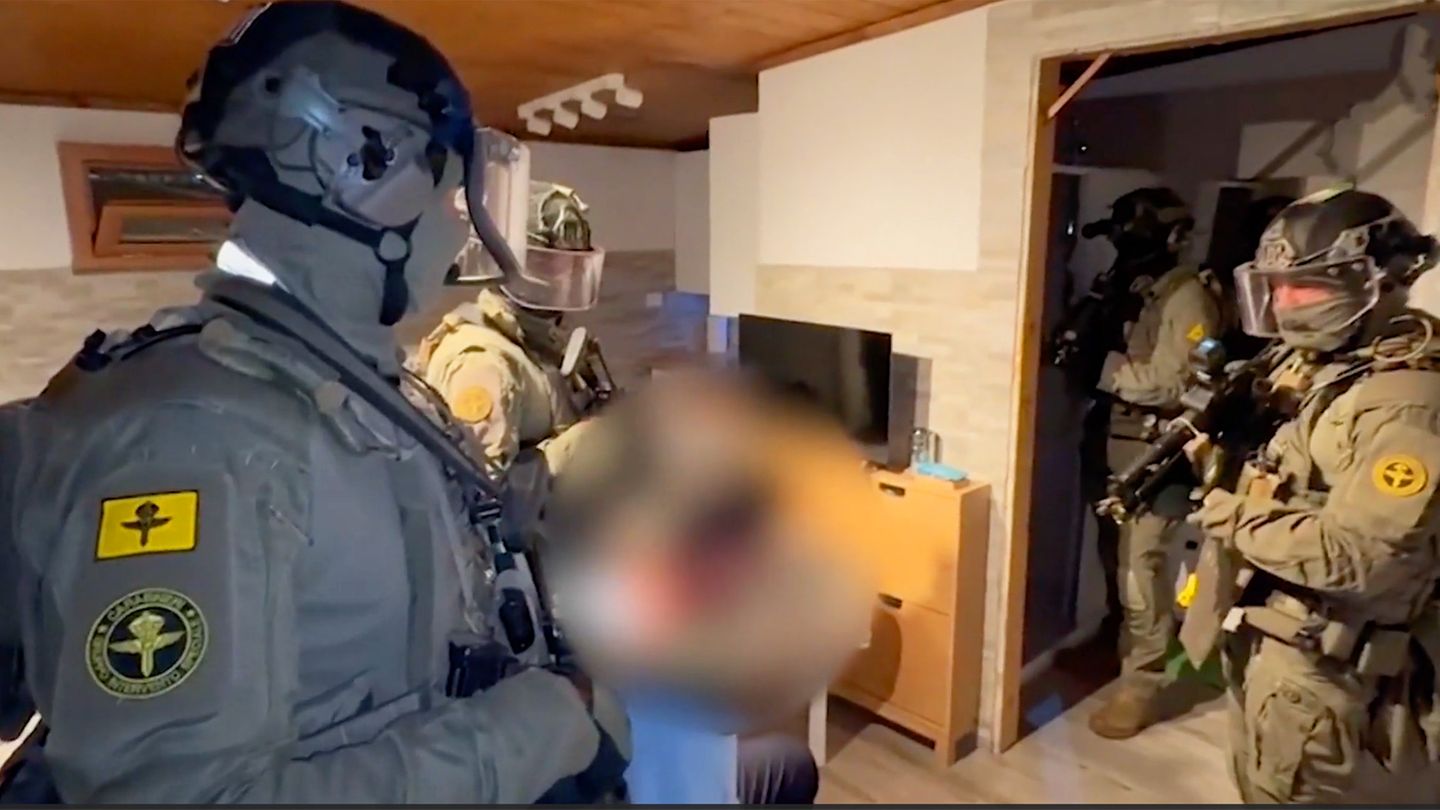 Zugriff-im-Video-Spezialeinheit-berrascht-Mafia-Boss-im-Schlaf