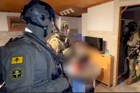 Spezialeinheit überrascht Mafia-Boss im Schlaf