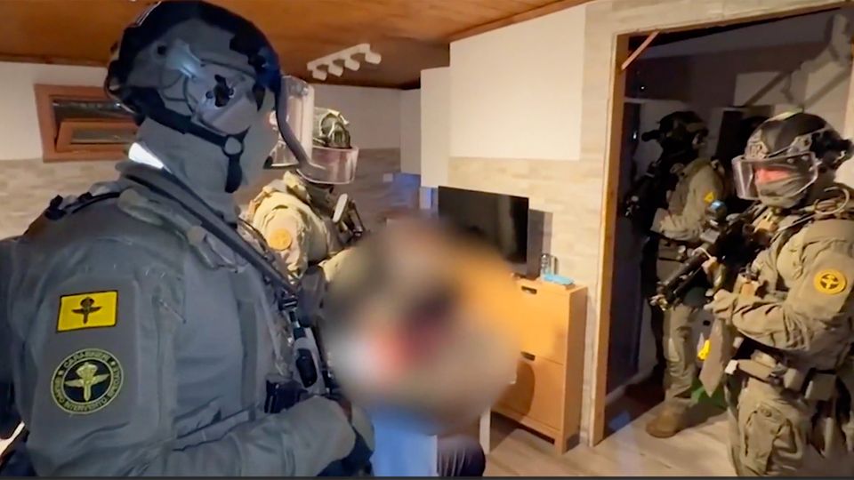 Spezialeinheit überrascht Mafia-Boss im Schlaf Spezialeinheit überrascht Mafia-Boss im Schlaf