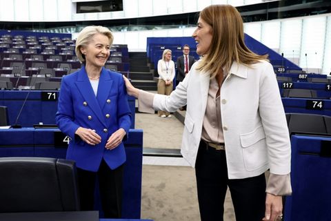 Von der Leyen (l.) am Mittwoch im EU-Parlament