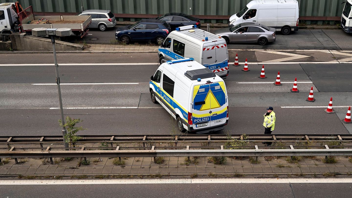 Die Polizei suchte nach Spuren und Beweismitteln. Foto: Michael Ukas/dpa