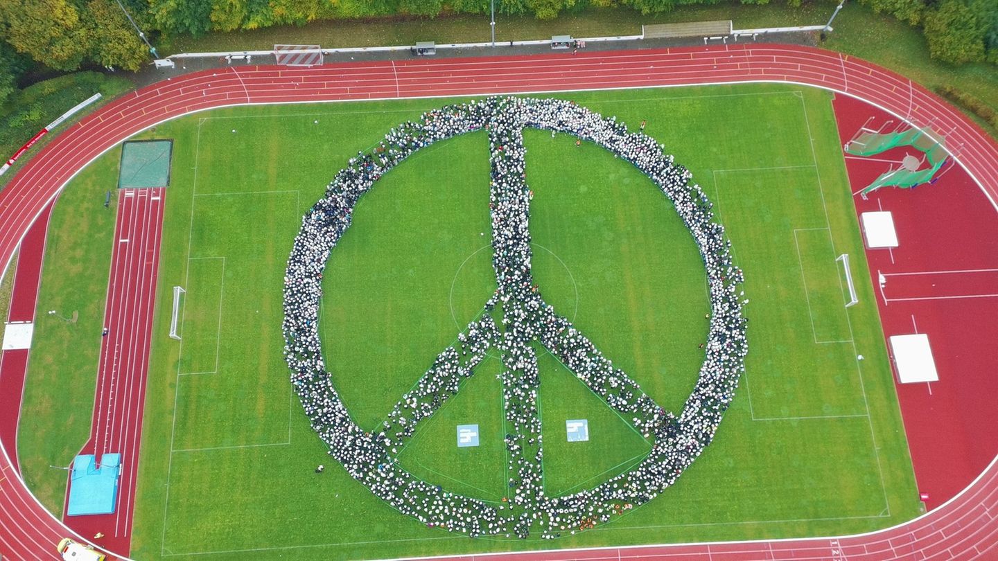 Das Peace-Zeichen hatte einen Durchmesser von 70 Metern. Foto: Christian Müller/dpa