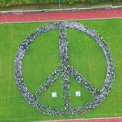 Das Peace-Zeichen hatte einen Durchmesser von 70 Metern. Foto: Christian Müller/dpa