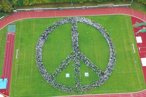 Das Peace-Zeichen hatte einen Durchmesser von 70 Metern. Foto: Christian Müller/dpa