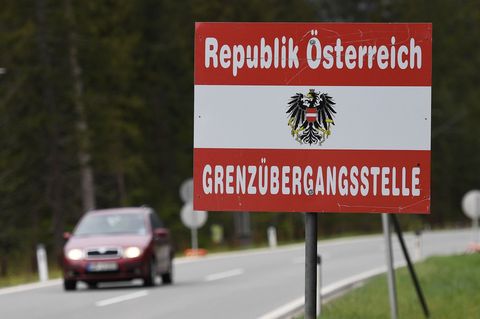 Nächstes Jahr kann man die dann roten Vignetten zum letzten Mal an die Windschutzscheibe kleben. (Archivbild) Foto: Angelika War