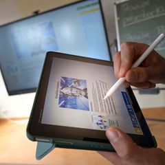 Digitale Strategien gelten der IHK zufolge als Schlüssel, um Fachkräfte zu gewinnen, zu binden und weiterzuentwickeln. (Symbolbi