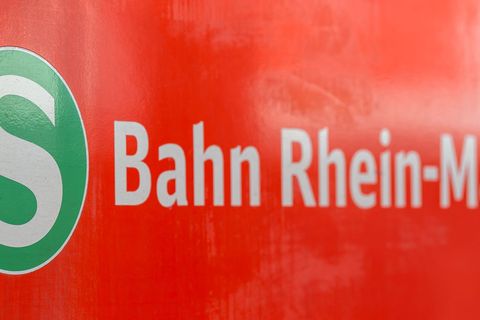 Die vor die S-Bahn gestoßene Frau konnte sich selbst retten. (Symbolfoto) Foto: Silas Stein/dpa