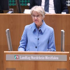 NRW-Schulministerin Dorothee Feller (CDU) lässt den Vorwurf der Vernachlässigung der Bildungsinvestitionen nicht auf sich sitzen