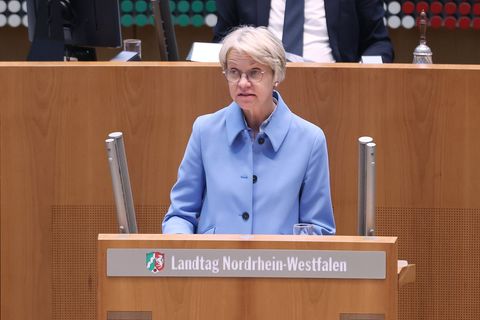 NRW-Schulministerin Dorothee Feller (CDU) lässt den Vorwurf der Vernachlässigung der Bildungsinvestitionen nicht auf sich sitzen