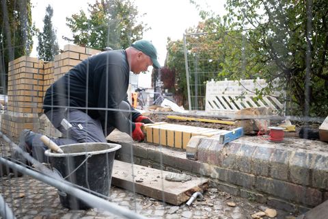 Es geht voran mit den Bauarbeiten: Bis Jahresende soll der Görlitzer Park umzäunt sein. Foto: Sebastian Christoph Gollnow/dpa