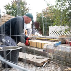 Es geht voran mit den Bauarbeiten: Bis Jahresende soll der Görlitzer Park umzäunt sein. Foto: Sebastian Christoph Gollnow/dpa