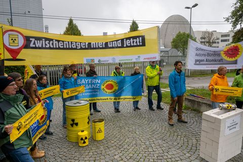 Vor dem Forschungsreaktor in Garching kam es zu der Protestaktion. Foto: Peter Kneffel/dpa